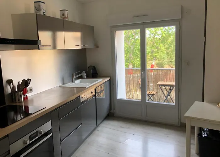 Bel Proche Chateau Laurens شقة